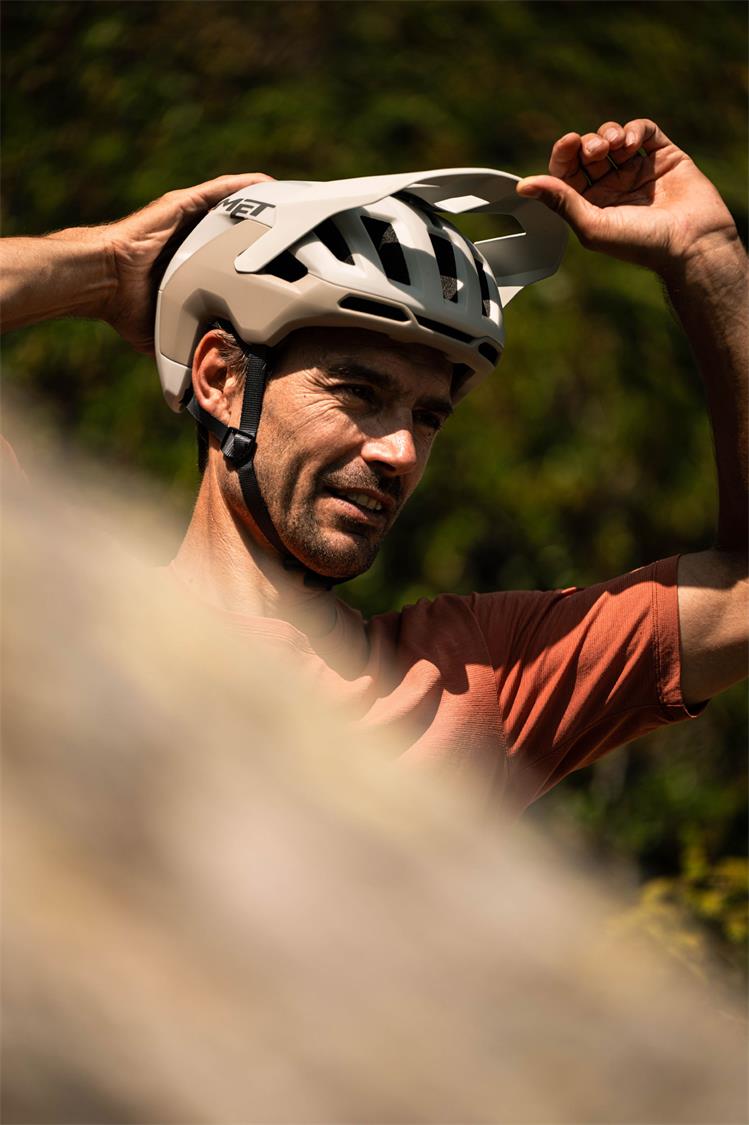MET Revo Mips 9