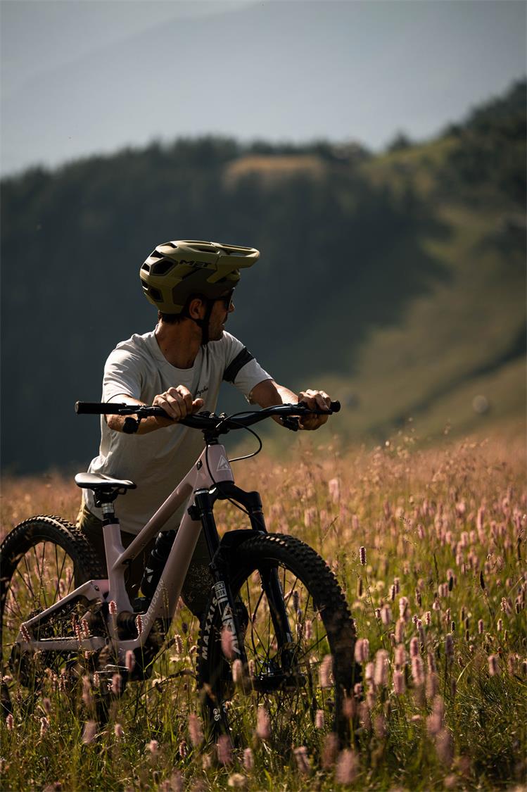 MET Revo Mips 4