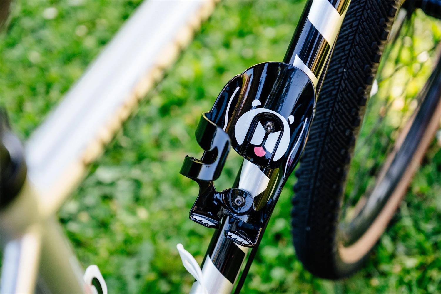 PDW Very Good Dog Bottle Cage 1