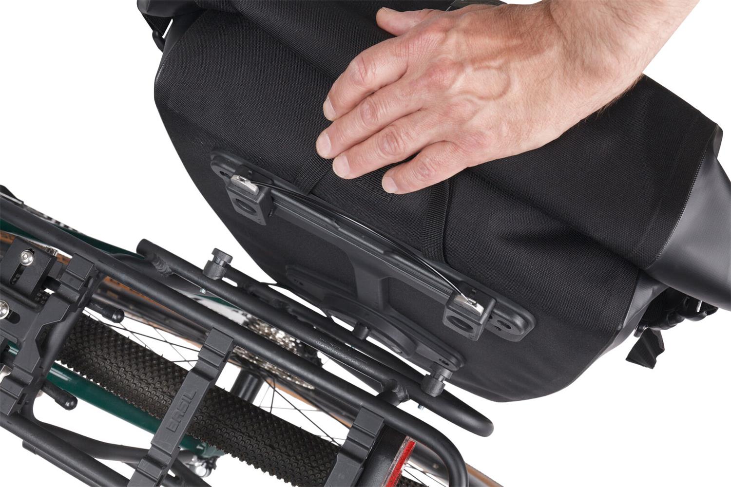 18259 Basil Navigator Waterproof L MIK studs singl