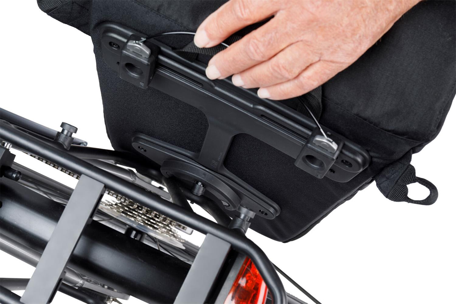 18428 Basil Move commuter bicycle bag MIK studs bl